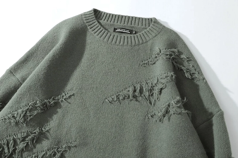Layering-Technik zerrissener Gothic Pullover über knackig weißem Button-Down-Hemd dunkle Akademie Styling-Inspiration