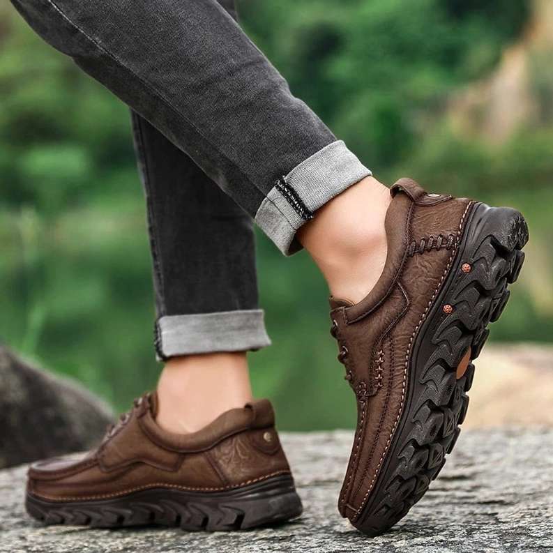 Absatzkonstruktion und haltbare Gummisohle mit rutschfesten Eigenschaften auf schwarzem gothischem Oxford Schnürschuh