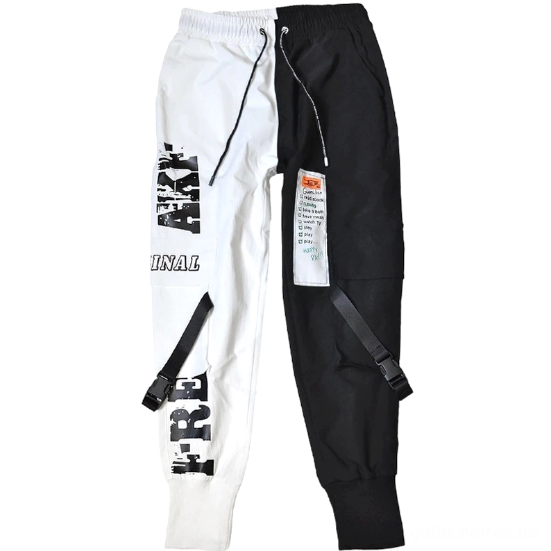 Draufsicht der flach gelegten Schwarz-Weiß-Patchwork-Cargo-Hose mit Kordelzug-Taille, gespaltene Beine, Taschenkonstruktion und Grafik-Details