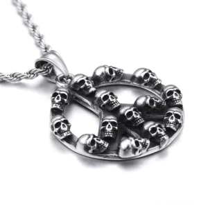 Gothic Friedenszeichen Totenkopf Anhänger Halskette mit gedrehter Seilkette Seitenansicht 45-Grad-Winkel antike Metallstruktur detaillierte Totenkopf-Ornamentik
