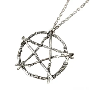 Seitenansicht der okkulten Ast-Pentagramm Halskette mit dünner Kabelkette, zeigt hohles Pentagramm-Ring-Design und Vintage-Metallfinish der Gothic Kette