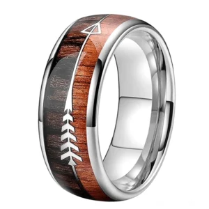 Silber polierter Gothic Pfeil Ring mit Holzstruktur Edelstahl Unisex Winkelbild elegante Verarbeitung