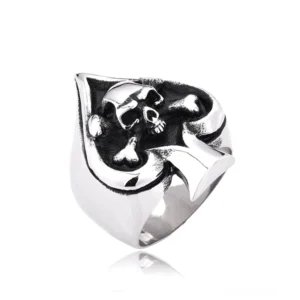 Gothic Pik Totenkopf Kreuz Ring aus poliertem Edelstahl schräge Ansicht von oben mit eingraviertem Totenkopf und Knochenkreuz Design Details