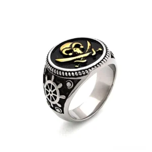 Zwei-Ton Gothic Piraten-Totenkopf Ring mit goldenem Totenkopf-Motiv und schwarzer Emaille-Einlage, silbernes Schiffsrad auf der Schulter, hochwertige Edelstahl-Verarbeitung, Seitenansicht