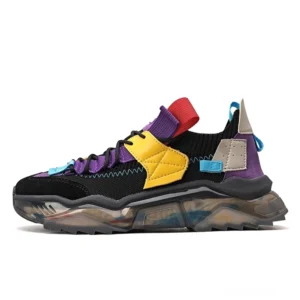 Multicolor Gothic Platform Turnschuh mit transparenter Jelly-Sohle in Seitenansicht – schwarze Basis mit lila, gelben, roten und blauen dekorativen Akzenten, gestricktes atmungsaktives Obermaterial