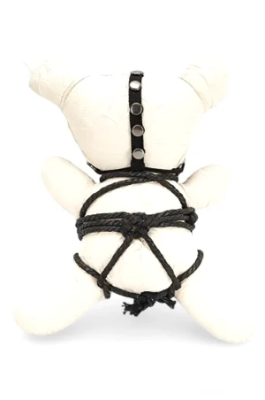 Schwarze Canvas-Harness mit runden Metallnieten auf cremeweiß Plüsch-Talismans, Rückenperspektive des Gothic-Ornaments