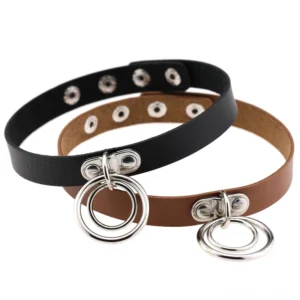 Gothic PU-Leder Choker mit doppelten Zinklegierungs-Ringen in Schwarz- und Brauntönen, flache Draufsicht Studioaufnahme für Dark Aesthetic Halsband