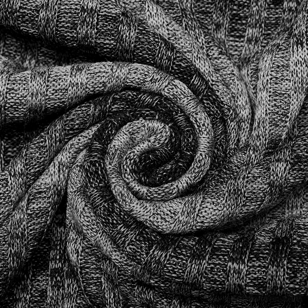 Nahaufnahme Textur Detail des monochromatischen gestreiften Gothic Pullis zeigt vertikale gerippte Strickstruktur mit gemischten Grau- und Schwarzgarnen