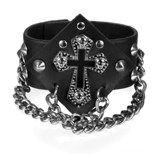 Gothic Punk Cross Leder-Armband Frontansicht mit schwarzem Riemen silbernen Nieten und Spikes gotische Punk-Ästhetik