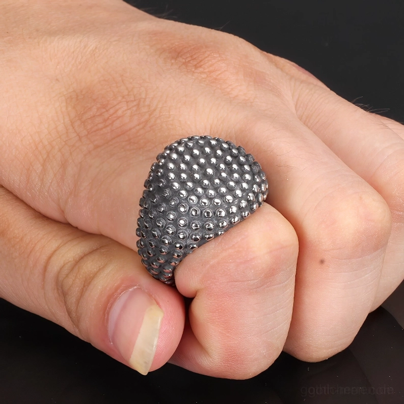 Getragener vintage Punktierter Edelstahl Gothic Statement Ring an Männerhand Zeigefinger bold domed shape altsilbern-schwarzes Finish authentische Patina Alternative Fashion