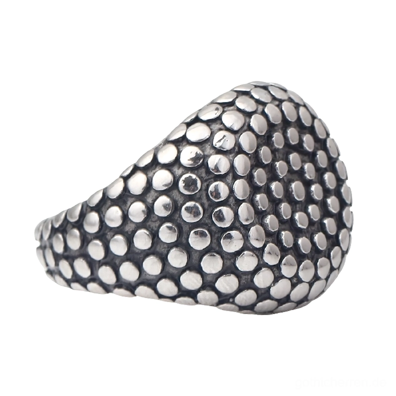 Dunkler matter Edelstahl Gothic Ring mit dichter erhobener Punkt-Prägung seitlich von Augenhöhe aufgenommen zeigt breites Band und Punkttextur-Details