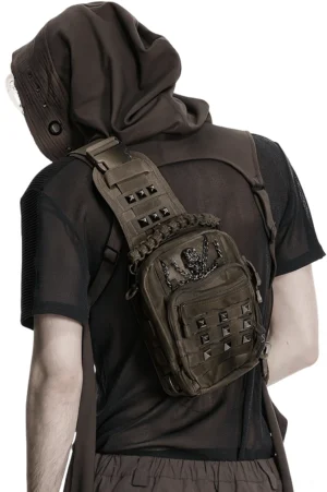 Rückansicht eines Models in vermummtem Kapuzenpulli mit taktischer Gothic Crossbody Sling Bag mit Stud-Details und verstellbarem Schultergurt