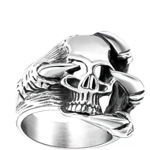 Gothic Totenkopf Ring Seitenprofil Detail Gravur geriffelte Bandstruktur Edelstahl dunkler Schmuck
