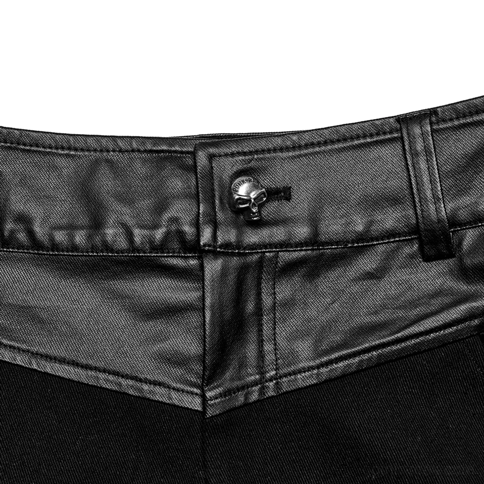 Detailaufnahme Gothic Röhrenhose Bundbefestigung mit Totenkopf-Metallknopf, schwarzem PU-Leder-Bundstreifen, und verstärkten Gürtelschlaufen mit Stitching