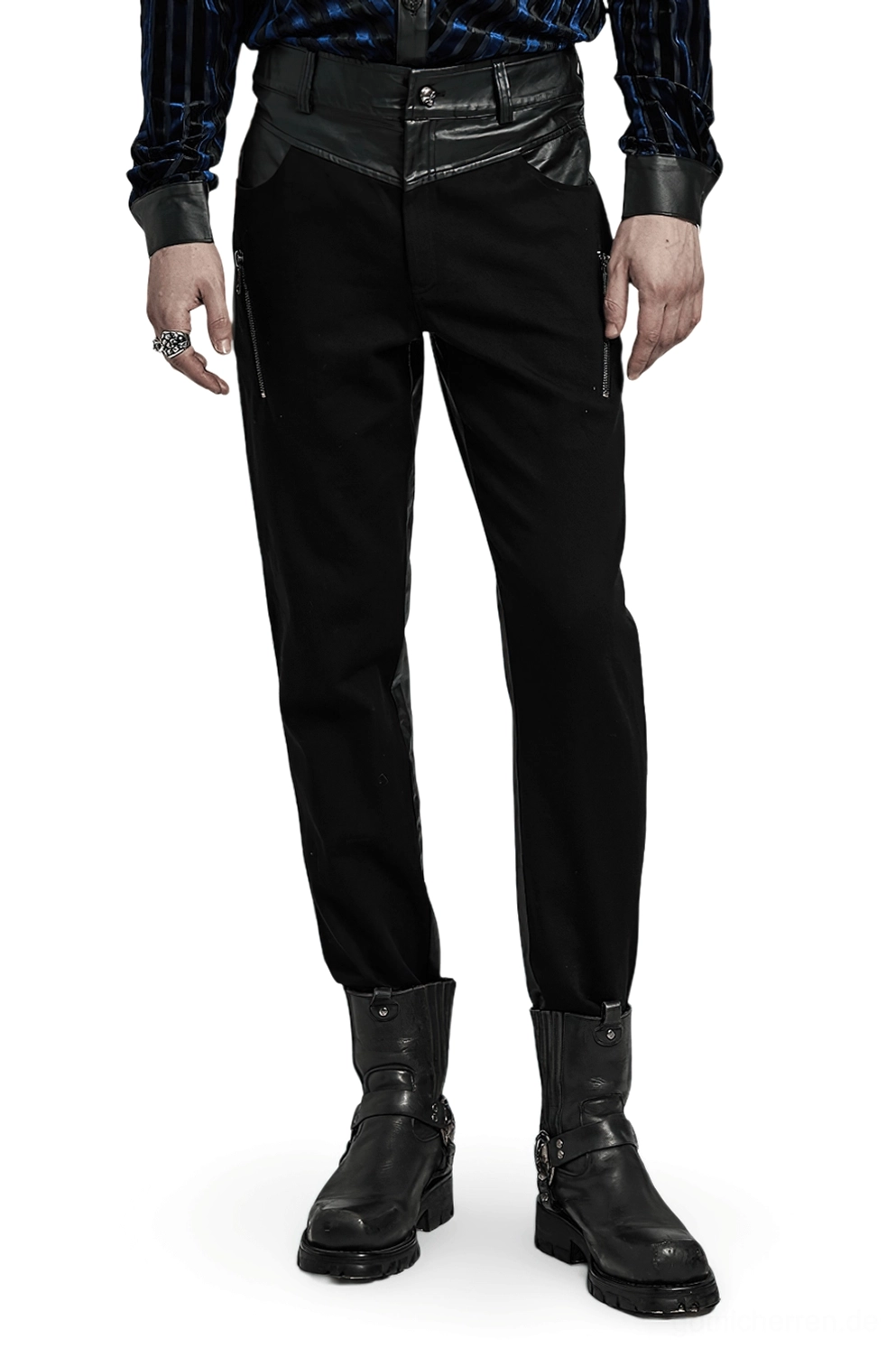 Gothic Röhrenhose mit Totenkopf-Knopf Vorderansicht, schwarze PU-Leder-Bundleiste, schlanke Passform auf männlichem Model im Studio mit gestreiftem Shirt und schwarz-Lederstiefeln