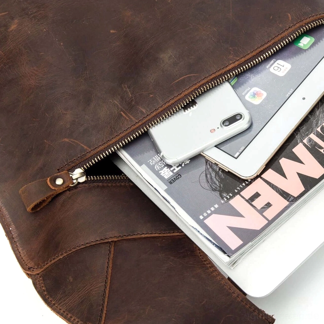 Dunkel abgelöstes Leder Gothic Rucksack abgenutztes Finish Charakter-Entwicklung Vintage-Effekt Authentizität Gothic-Ästhetik Detail