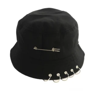 Schwarze Gothic Safety-Pin Bucket Hat mit verchromten Ringen und Metall-Sicherheitsnadeln – frontal flach