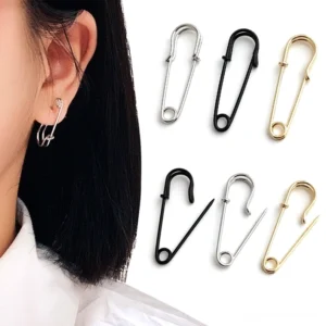 Gothic Safety Pin Studs in drei Premium-Finishes getragen - silber gold und matte black Punk Rock Ohrringe Modellaufnahme alternative Schmuckkollektion