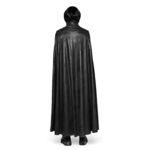 Hooded Gothic Velvet Herrenmantel Rückansicht, schwarzer matter Stoff, integriertes Kapuzen-Design, fließendes Cape-Detail, vollständige Rückansicht auf dem Model, elegante Drapierung