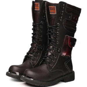 Gothic Schnürstiefel aus Leder Vorderansicht mit Metallkappe Utility-Tasche Herren Stiefel schwarz Drei-Viertel-Ansicht Studio