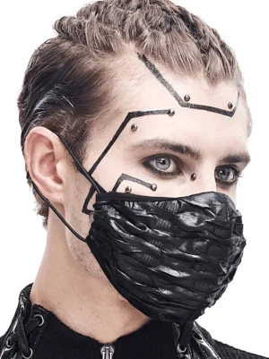Linkes Seitenprofil der Cyberpunk schwarzen Gesichtsmaske auf männlichem Modell zeigt verstellbaren Ohrkordel und Gesichtspiercings