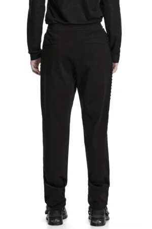 Gothic schwarze Slim-Fit Hose Rückansicht – zeigt Hochbund-Konstruktion und glatte Rückseite auf männlichem Model
