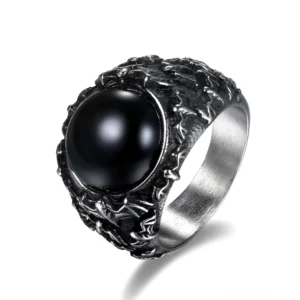 Gothic schwarzer Onyx Edelstahl Siegelring mit kunstvoller Blattwerk- und Fledermaus-Motivumrahmung, schräge Frontansicht vor weißem Hintergrund, zeigt hochglänzend polierten runden schwarzen Stein