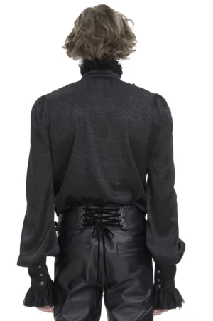 Rückansicht des schwarzen gothic Spitzenhemds auf männlichem Model mit strukturierten Bischofärmeln und Spitzendetail am Bündchen, getragen mit schwarzen Lederhosen, Rückenperspektive