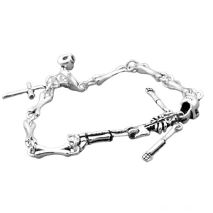 Unisex Schädel Skelett Silber Armband mit Kreuzakzent, angewinkelter Flatlays zeigt intricate Knochenglieder und vintage Patina-Finish auf gothischer Kette