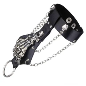 Gothic Skeletthand-Armband aus schwarzem Leder mit silbernem Zinklegierungs-Skelettornament und verstellbarem Kettenriemen, Schrägansicht zeigt Lederverarbeitung und Kettenverzierung