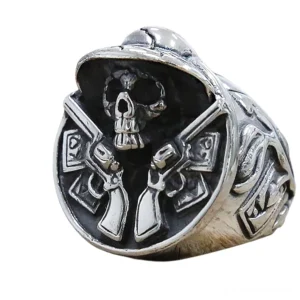 Gotischer Totenkopf Cowboy Revolver Ring Edelstahl Statement Schmuck Vorderansicht mit Revolvern und eingestanztem Cowboy-Hut Design