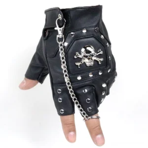 Schwarze Gothic Skull Halbfingerhandschuhe mit silberner Totenkopf-Verzierung und Pyramid-Nieten in Frontansicht, flache Produktpräsentation