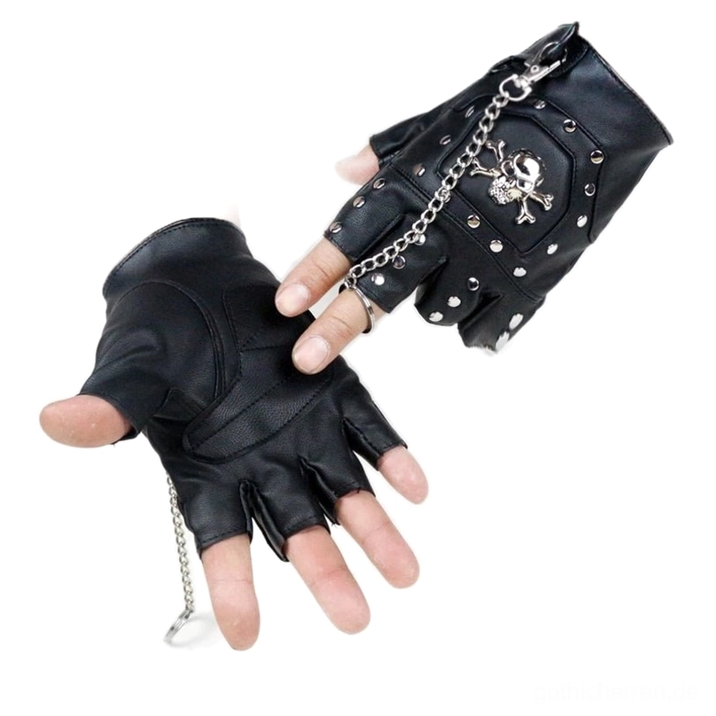 Gothic Skull Halbfingerhandschuhe Paar von oben flach gelegt, Übersichtsansicht mit silbernem Totenkopf-Motiv, Rivets und angehängter Metallkette