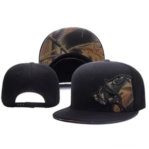 Gothic Skull Snapback Cap mit Camouflage-Totenkopf-Stickerei in Schwarz, flacher Schirm, Frontalansicht des vollständigen Caps mit sichtbarer Detailarbeit der Stickerei auf schwarzem Hintergrund