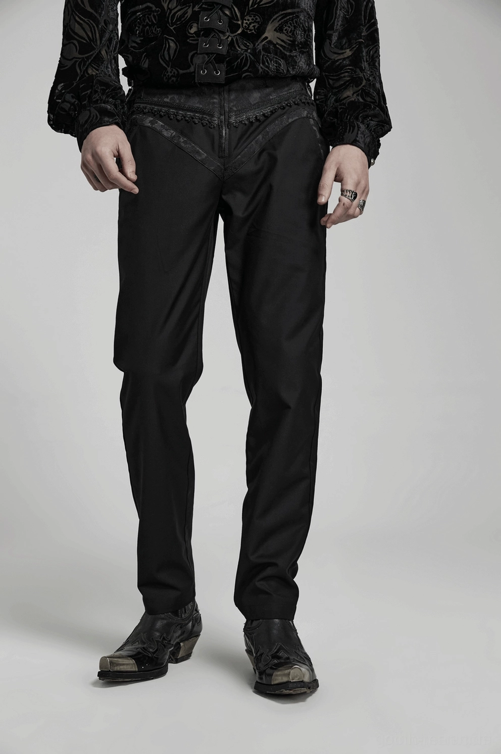 Gothic Röhrenhose Saum und Beinsilhouette Detail, schlanke Slim-Fit-Verjüngung und schwarzer Stofffall