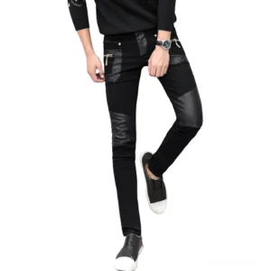 Gothic Slim Fit Lederhose Seitenansicht zeigt Lederknieflicken Details asymmetrische Reißverschlusstaschen und goldene Metallnieten männliches Model