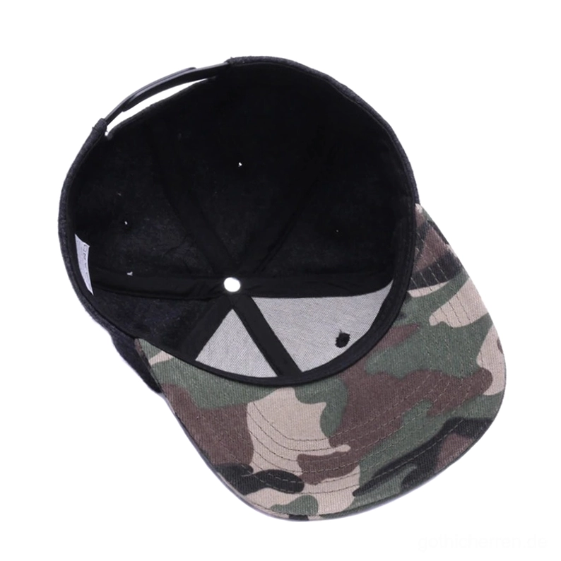 Innenansicht der Gothic Snapback Cap mit schwarzem inneren Futter und Camouflage-Muster auf äußerem Schirm, Draufsicht-Perspektive, Ventilationsösen sichtbar
