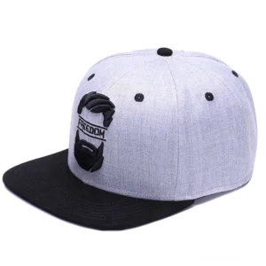 Gestickte Gothic Snapback Kappe mit schwarzem Bart-Motiv und FREEDOM-Text, Frontalansicht mit graumeliertem Obermaterial und mattschwarzem Schirm, 3D-Stickerei Detail