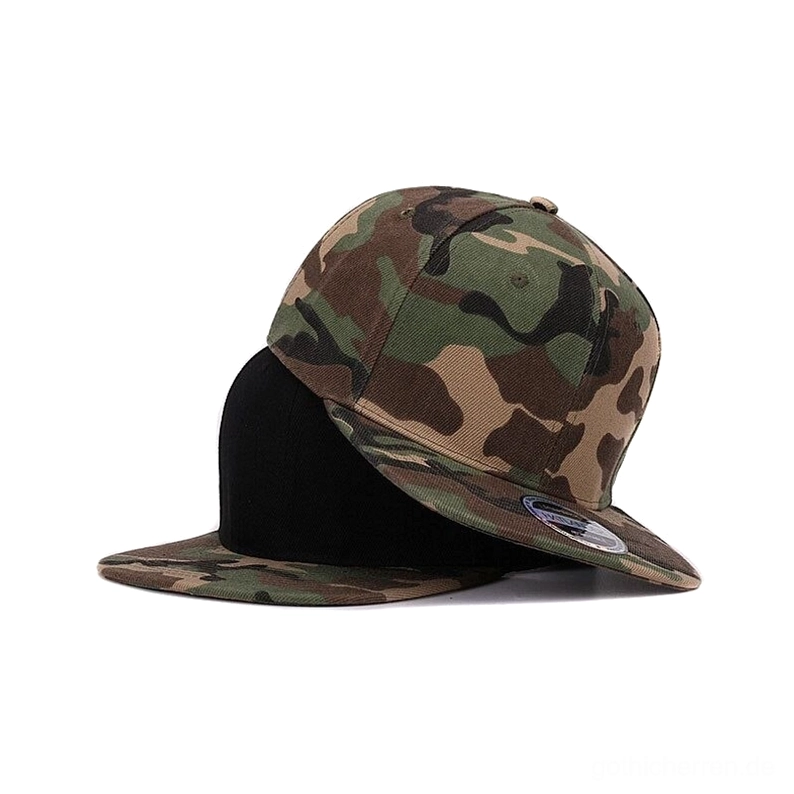 Gestapelte Kollektion von dunklen Tarnkappen-Varianten, mehrfarbige Gothic-Snapback-Caps nebeneinander in Übersicht