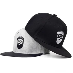 Zwei Gothic Snapback Kappen übereinander – schwarze und Heather Grau Zwei-Ton Alternative Baseball Hats mit gestickeltem Bartcharakter
