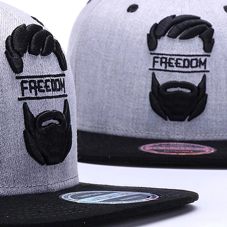 Nahaufnahme Seitenansicht der Gothic Snapback Kappe zeigt gestickte Bartmotiv-Details, gewebte Stoff-Textur des graumelierten Materials und Marken-Etikett