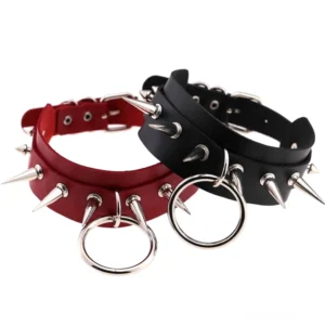Flache Übersichtsaufnahme von zwei Gothic-Spike-Rivet-Leder-Chokern in komplementären Farben mit Metall-O-Ringen auf weißem Hintergrund – verstellbare Unisex-Halsbänder
