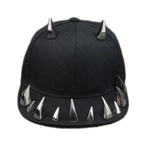 Frontale Nahaufnahme der Gothic Spike Baseballmütze mit symmetrischen silbernen Horndornen auf der Krone und dichtem Metallnietenverzierung rund um die Krempe, perfekter Blick auf den Dark-Fashion-Stil und die aggressive Ästhetik