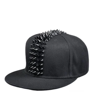 Schwarze gotische Spike Snapback Cap mit Metallspitzen, flacher Bill im Punk-Rock-Stil, Side-View Alternative Fashion Kopfbedeckung mit industriellem Charakter