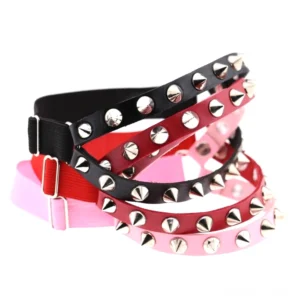 Mehrere verstellbare Gothic Spiked Knee Garter Belts in Flatlay-Display, Schwarz Rot und Pink mit silbernen Kegelnieten und Zinklegierungs-Studs, authentisches Leder-Harness für Goth-Ästhetik