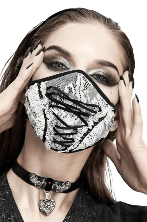 Gotische weiße Spitzenmaske Vorderansicht Porträt, schwarze Korsett-Schnürung vorne, Herzförmige Choker-Detail, Model mit schwarzem Nageldesign