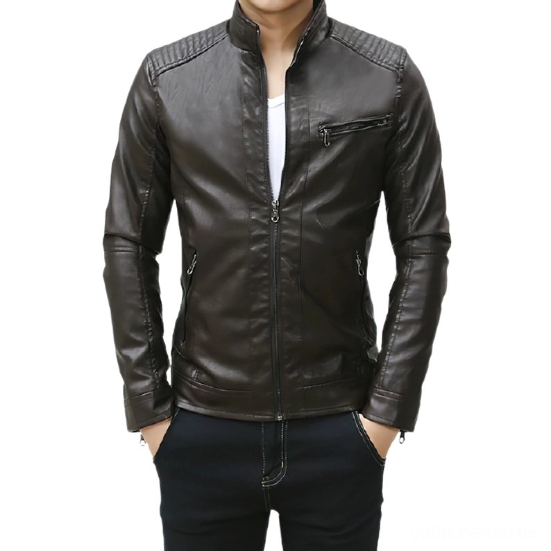 Herren Gothic Stand Collar PU-Leder Motorradjacke getragen von männlichem Model, dunkelbraune Ausführung mit Multi-Reißverschluss-Design und gesteppten Schulterdetails, Vorderansicht