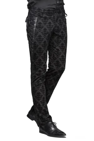 Gothic Steampunk schwarze Slim-Fit Röhrenhose mit Damast-Muster und seitlichen Schnürsenkel-Korsett-Details, Seitenansicht auf männlichem Modell, Studio-Hintergrund