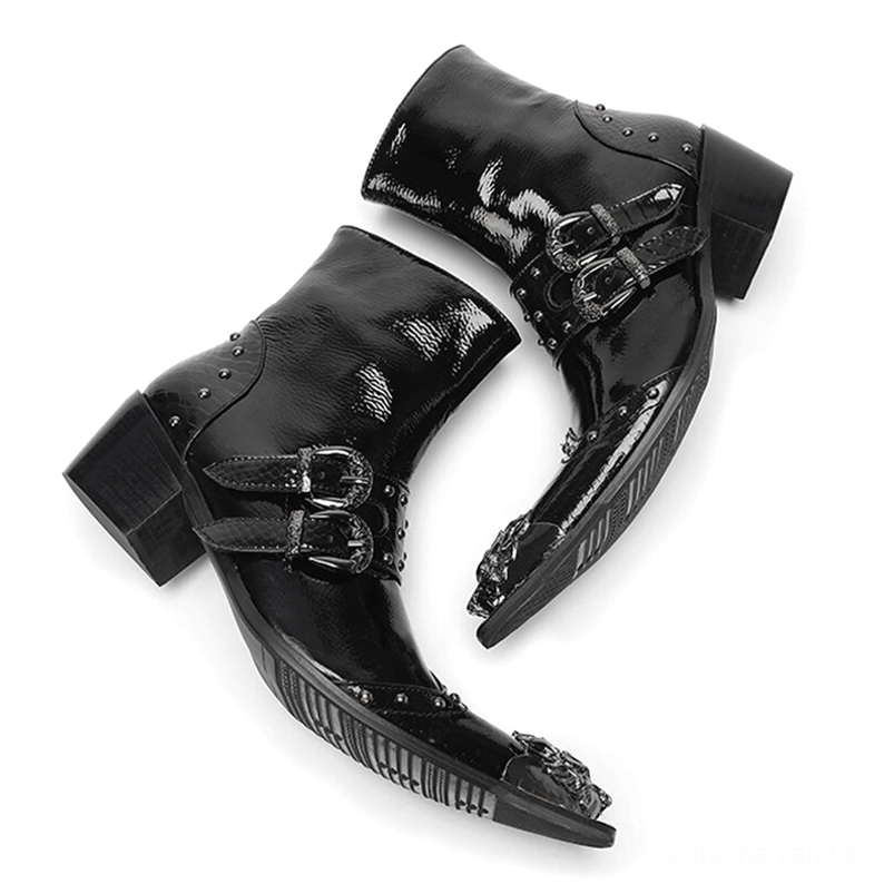 Lackleder-Gothic-Stiefel mit geometrischer Metallkappe und doppelten Schnallenzügen, architektonisches Styling mit Hardware-Fokus