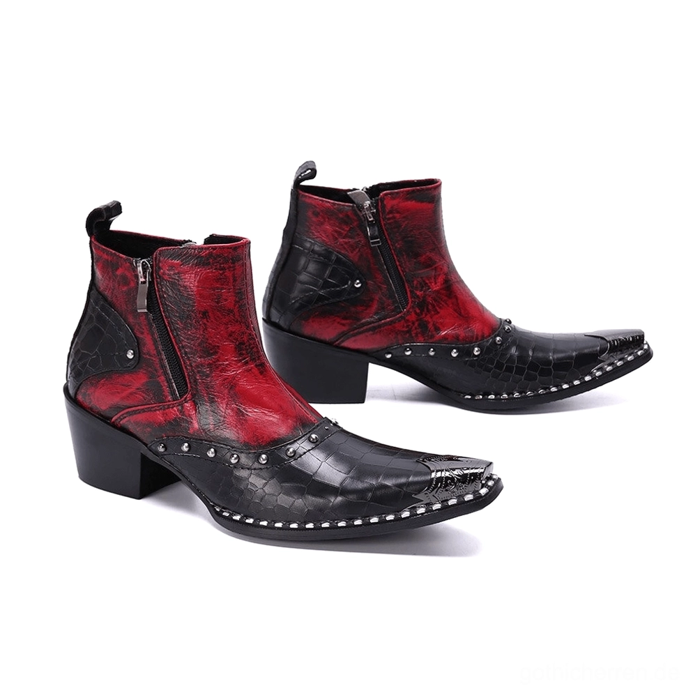 Distressed rote Leder-Gothic-Stiefeletten mit strukturierter Kroko-Zehenkappe und Nieten-Sohlenrand, Seitenansicht zeigt architektonische Design-Elemente der Punk-Mode